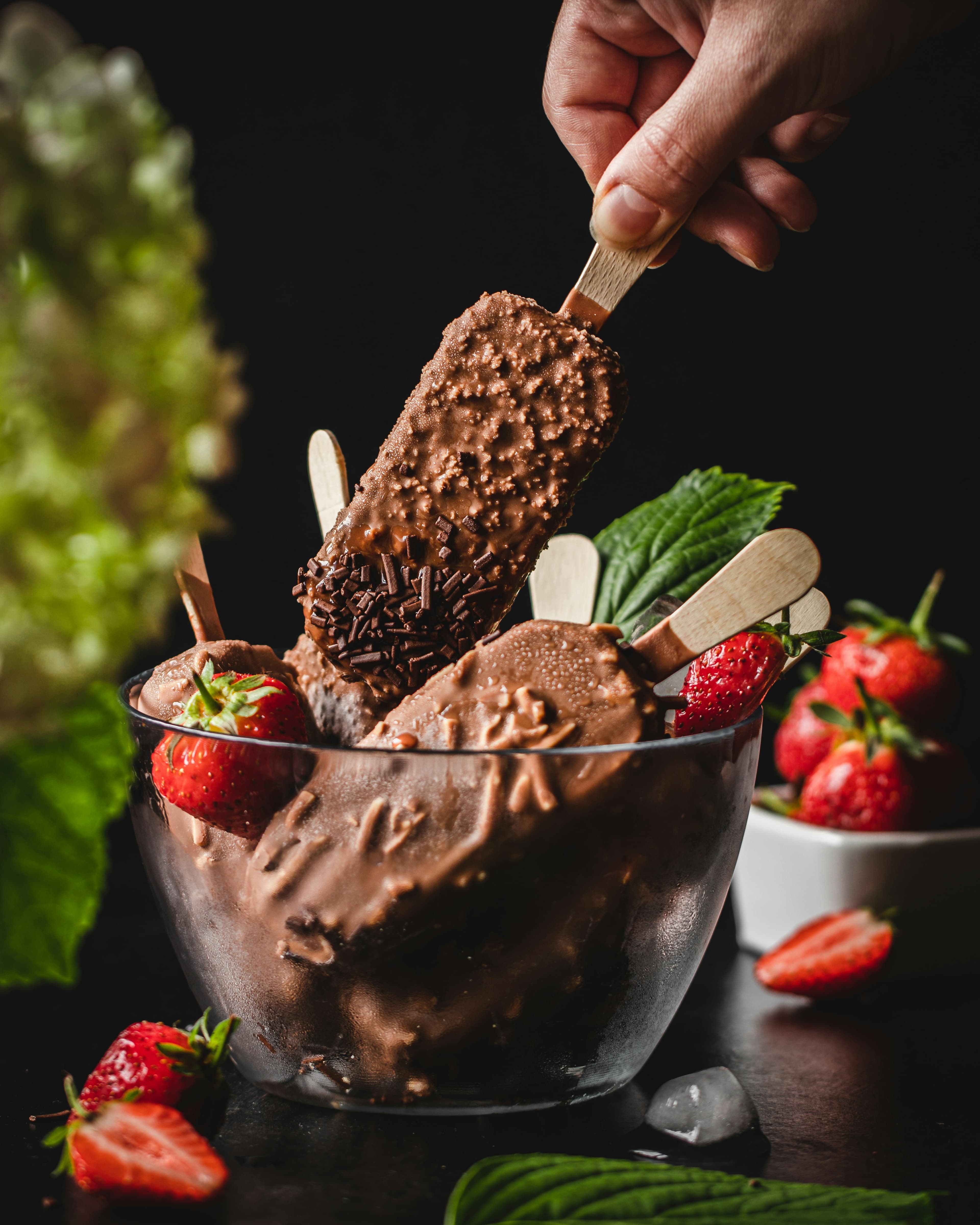 Helado crocante en un bowl con frutillas y chocolate